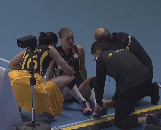 九游游戏中心官网在线-美国女排在比赛中受伤退赛，主帅表示担忧